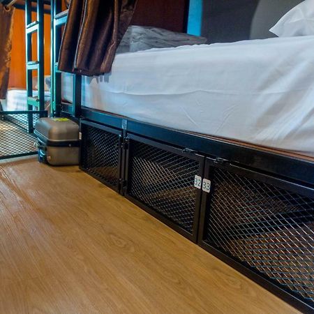 Comfy Bed Hostel (Adults Only) Бангкок Экстерьер фото