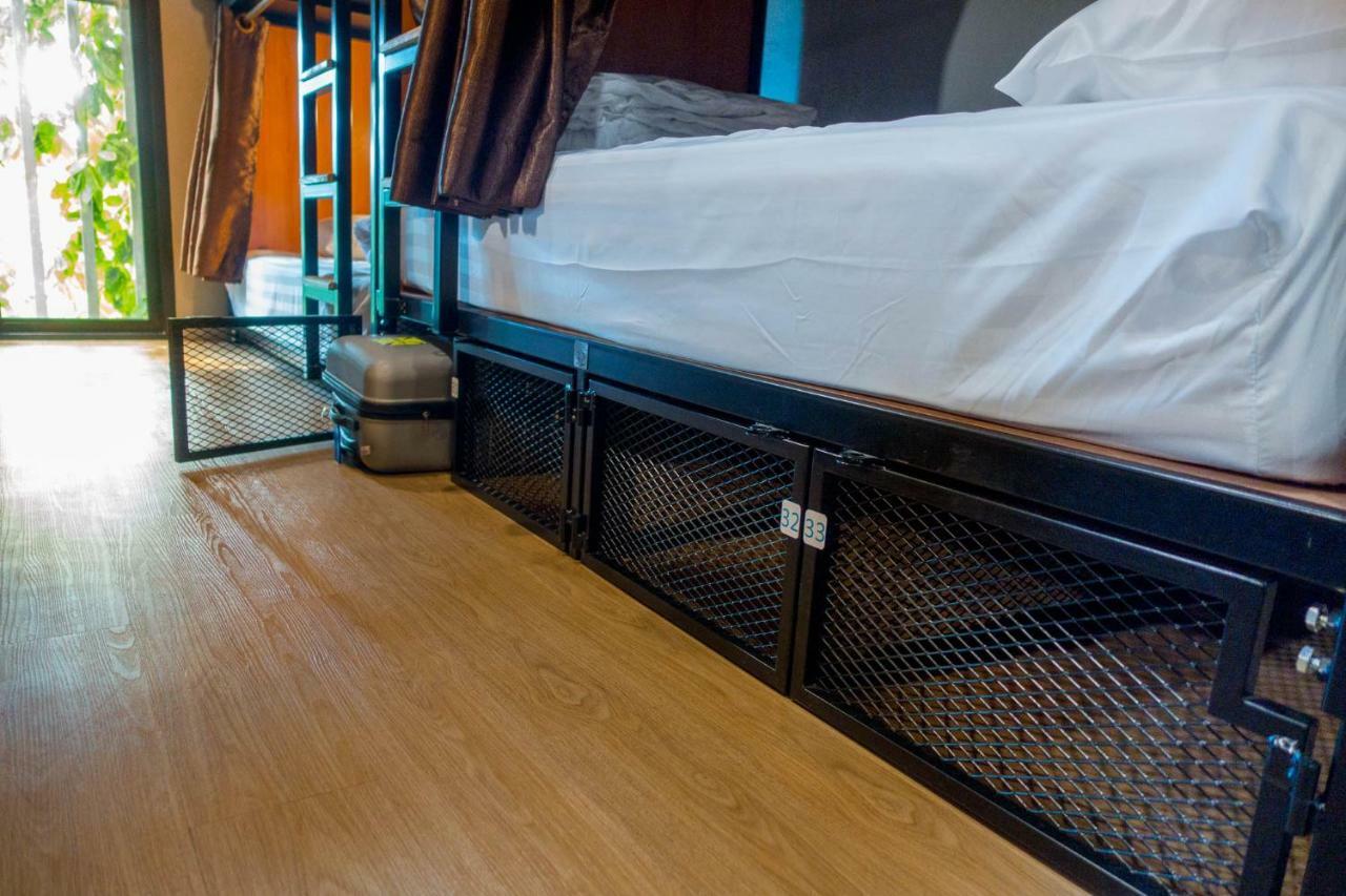 Comfy Bed Hostel (Adults Only) Бангкок Экстерьер фото
