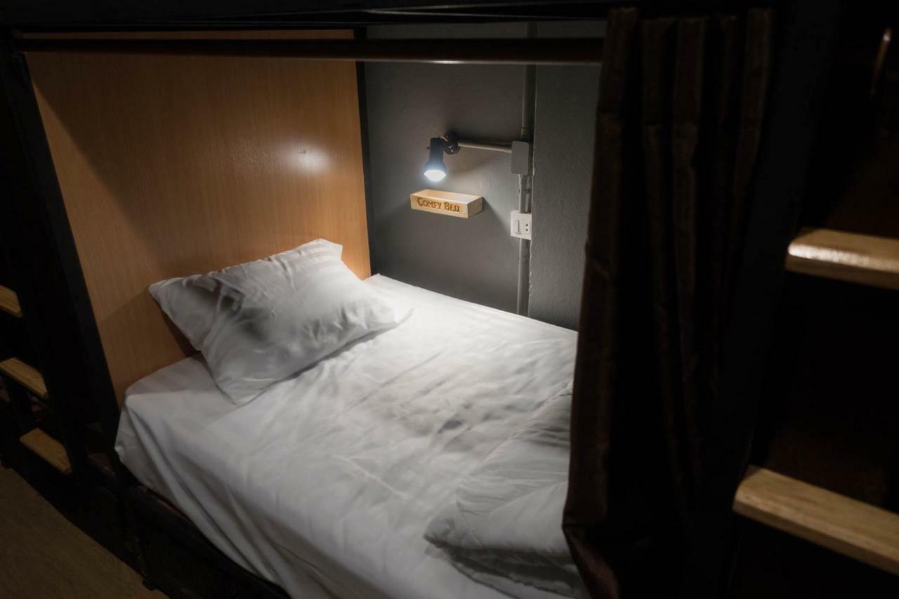 Comfy Bed Hostel (Adults Only) Бангкок Экстерьер фото