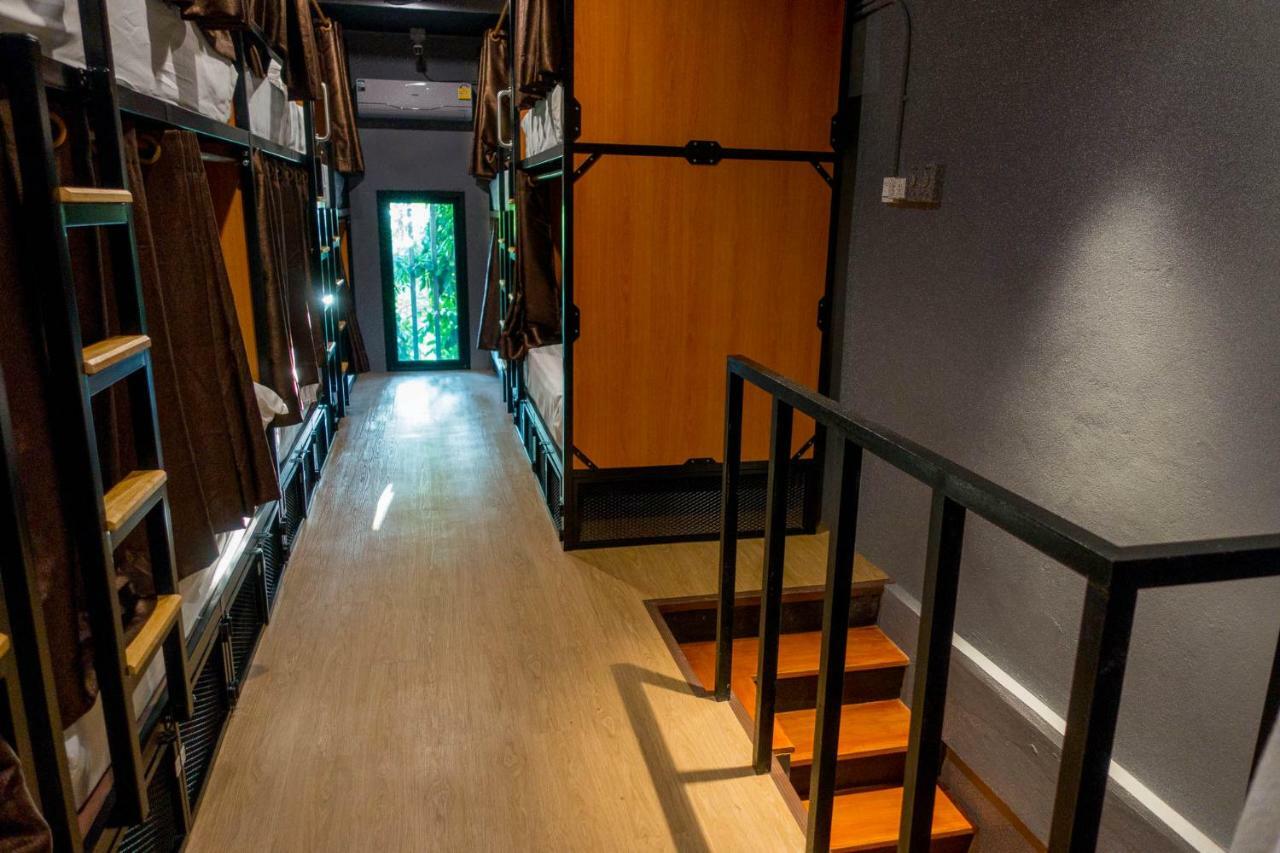 Comfy Bed Hostel (Adults Only) Бангкок Экстерьер фото