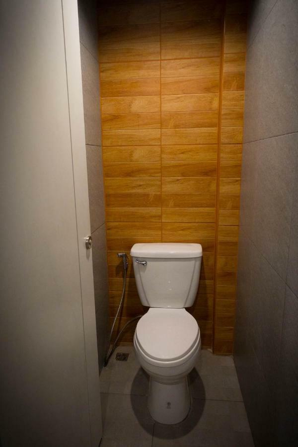 Comfy Bed Hostel (Adults Only) Бангкок Экстерьер фото